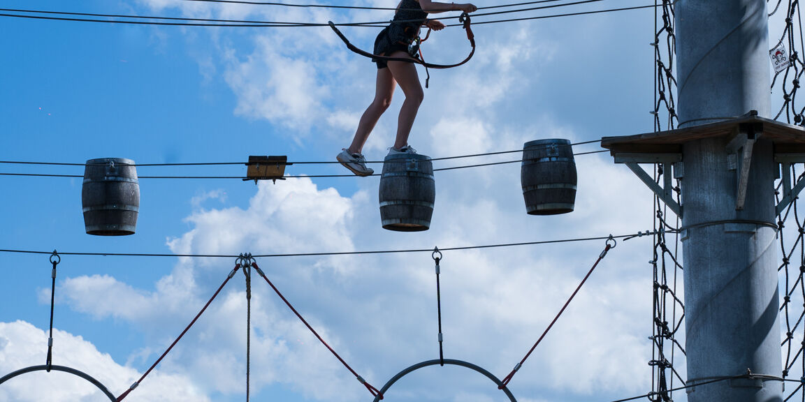 Personne traversant une des passerelles entre les mâts du Corsaire Volant