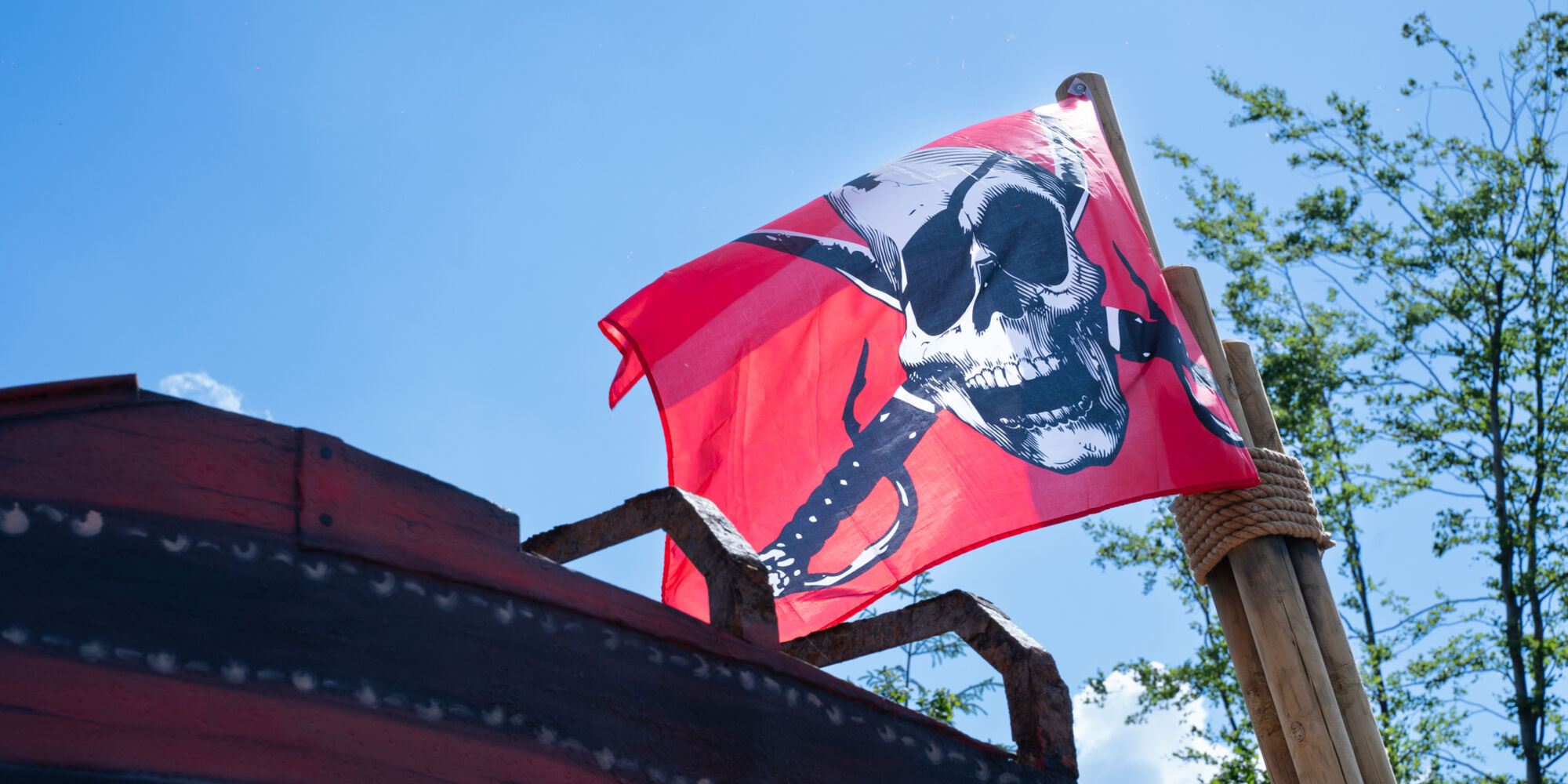 Drapeau de pirate rouge que l'on peut retrouver dans les décors du Corsaire Volant