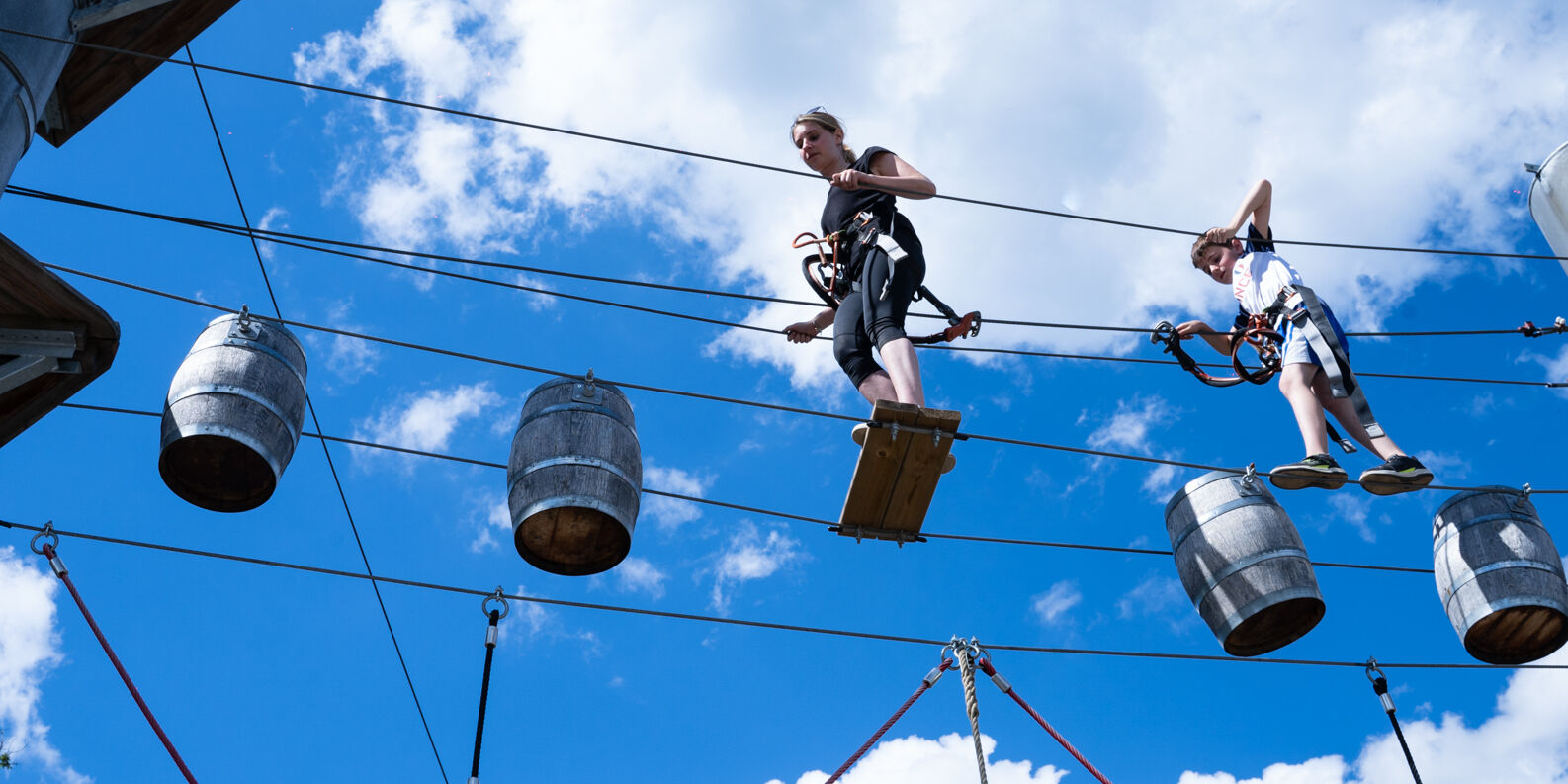 Deux personnes sur un passerelles entre les mâts du Corsaire Volant Deux personnes sur un passerelles entre les mâts du Corsaire Volant