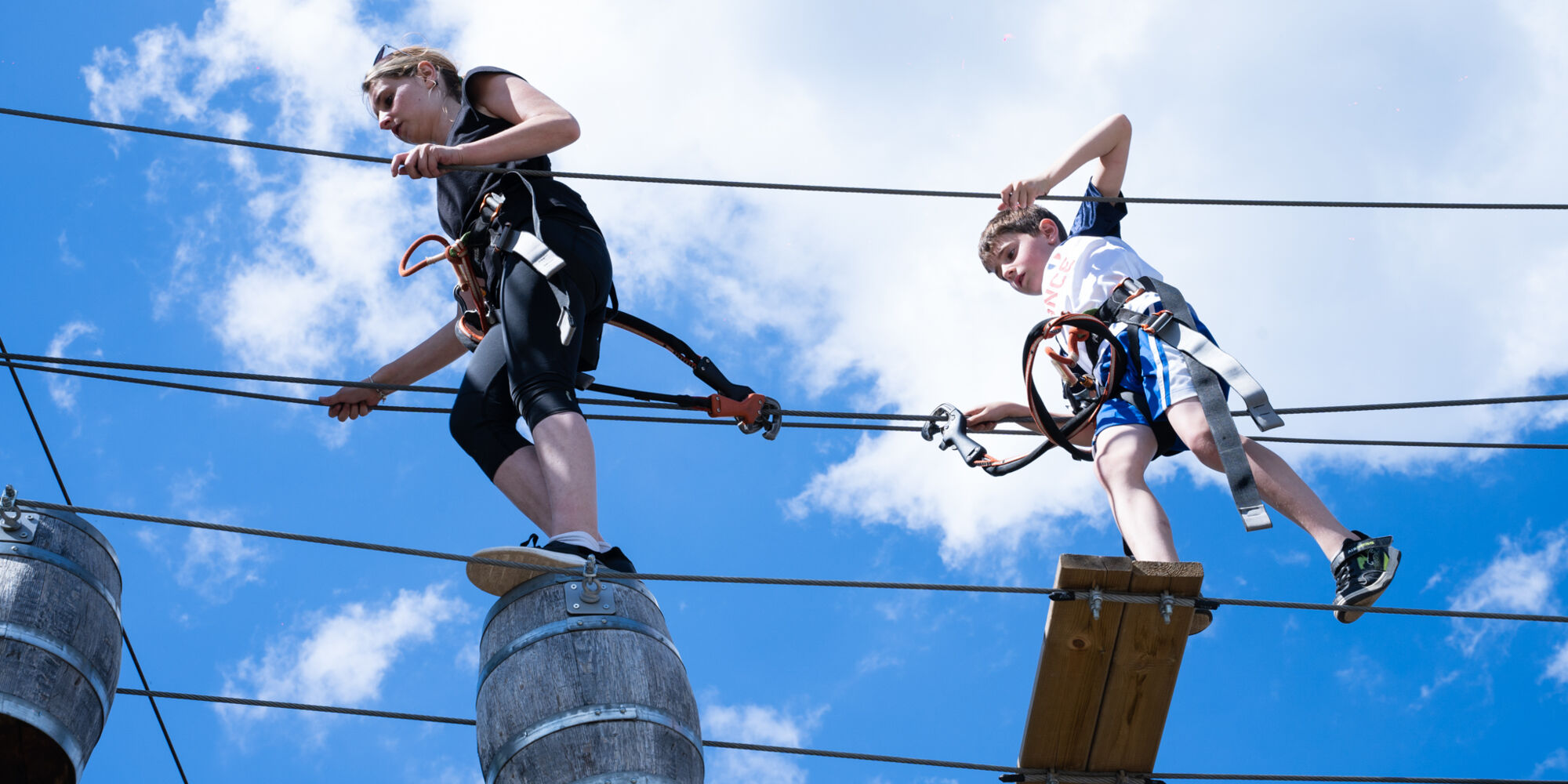 Deux enfants traversant une des passerelles du Corsaire Volant Deux enfants traversant une des passerelles du Corsaire Volant