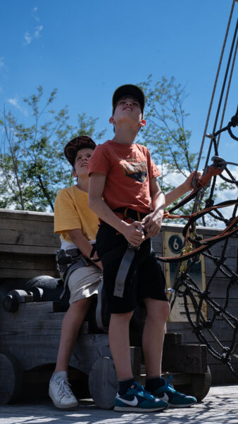 Deux enfants à bord du Corsaire Volant
