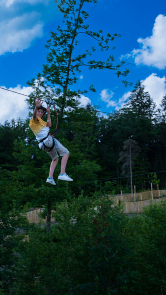 Enfant glissant sur une des tyroliennes du parc