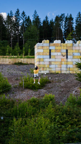Personne sur une tyrolienne en face de la forteresse au parc accrobratique des Vieilles Forges Personne sur une tyrolienne en face de la forteresse au parc accrobratique des Vieilles Forges