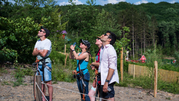 Parents et accompagnateurs sur les bords d'un des parcours de l'accrobranche