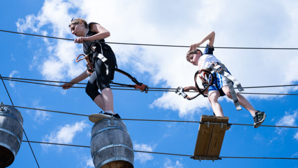 Deux enfants traversant une des passerelles du Corsaire Volant Deux enfants traversant une des passerelles du Corsaire Volant